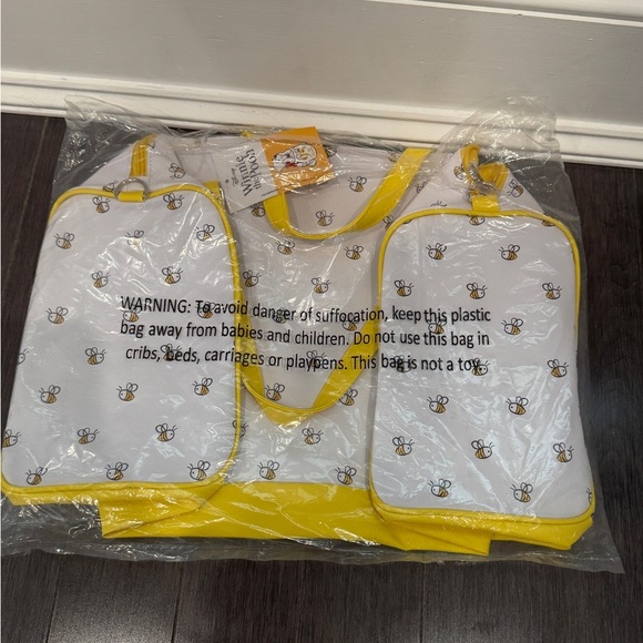NWT Disney Winnie the Pooh White and Yellow Tote Duffel Bag - Picture 4 of 4